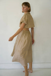 Cropped polo and flowy skirt in color caramel